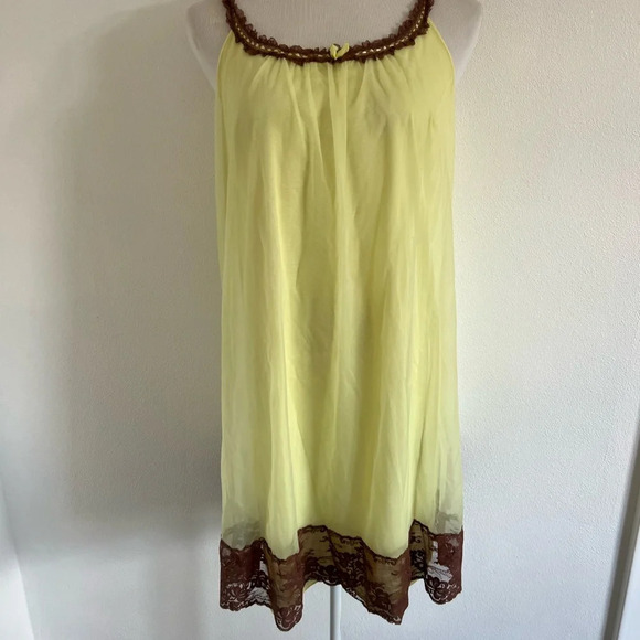 1960s Vanity Fair Butter Yellow Babydoll Nightgown, Medium - Picture 4 of 10